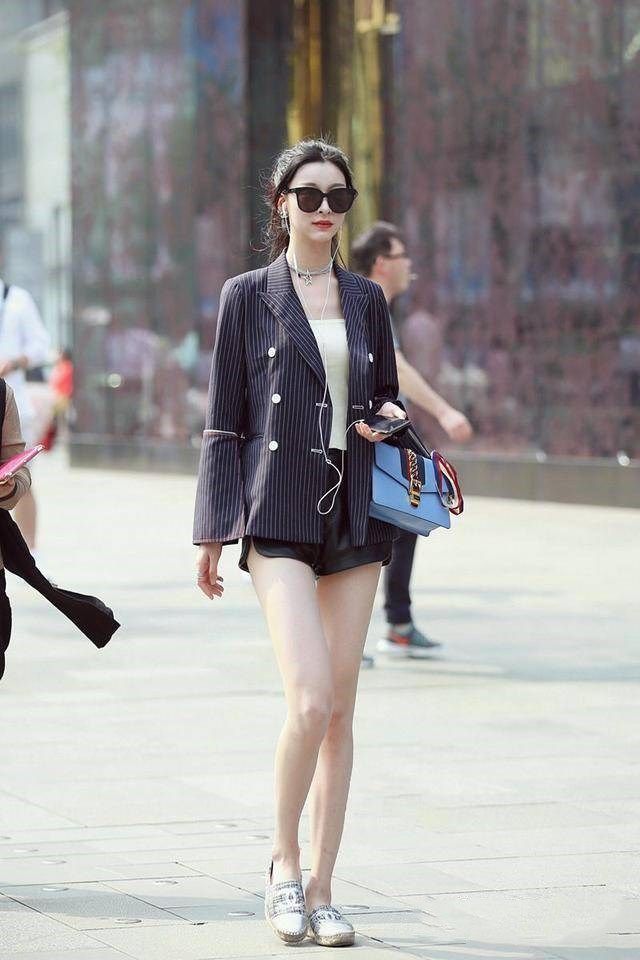 素雅|街拍:清新素雅的美女,淡粉色的裙子柔美大方