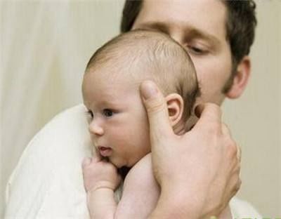 六个月|别这样抱孩子了,伤了宝宝脊柱你还不知道,怎样抱才正确?