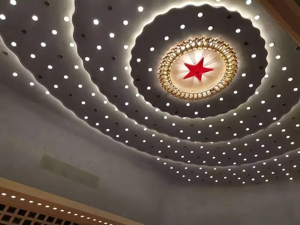 1959年，人民大会堂建成，毛主席满意地指着天花板：这是谁的主意？