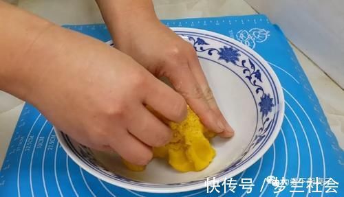 家常自制桃酥做法，烤盘里一放，个个香酥又掉渣，出锅孩子都爱吃