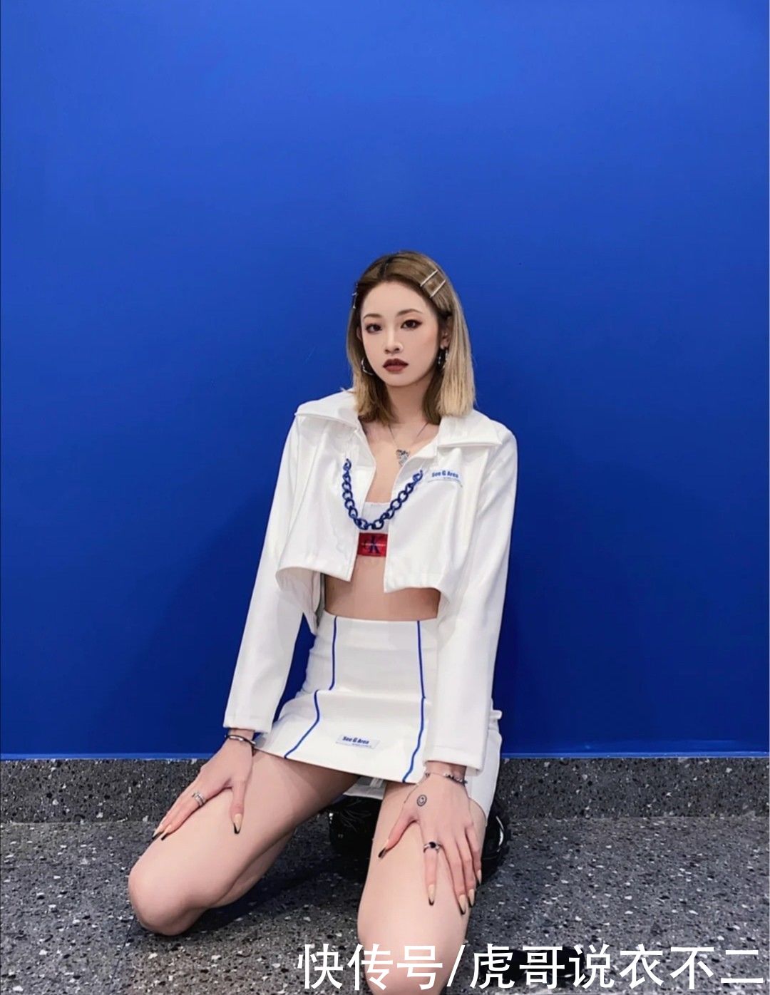 别再傻傻地穿针织衫了，这些小众短款上衣，穿到身上“美炸天”