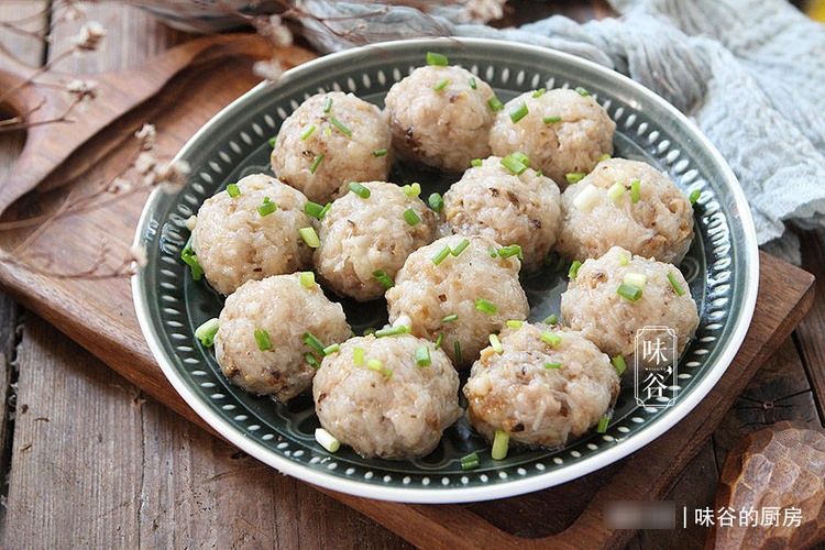 入冬后要多吃此菜，上锅一蒸就能吃，清淡爽口又开胃，孩子吃得香