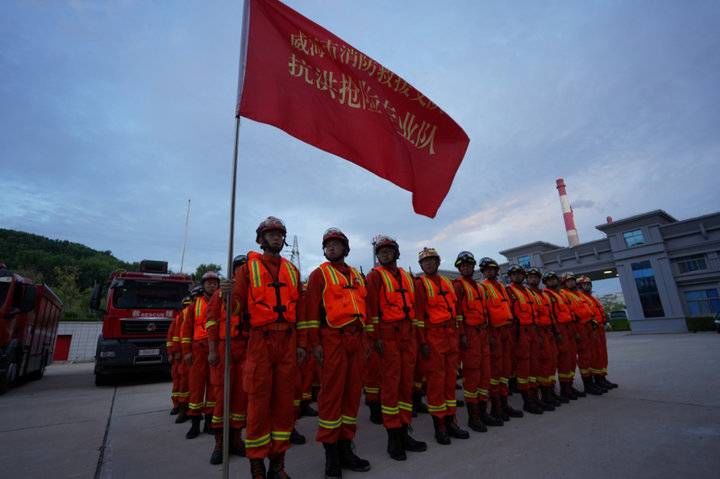 单元|为抗击台风“烟花”，威海消防前往滨州前置备勤