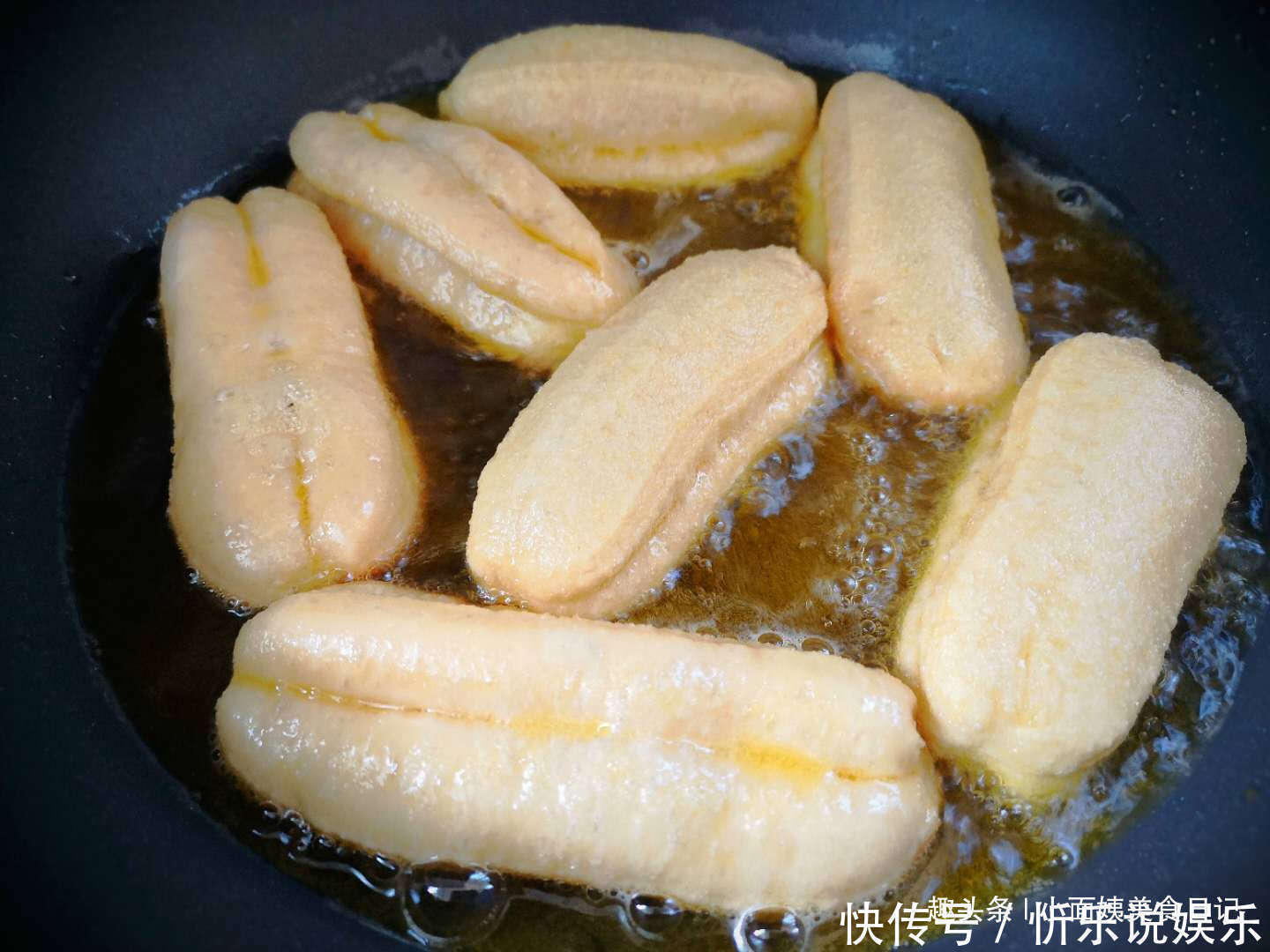 炸油条用泡打粉、小苏打全错,油条店老板教你正确做法,金黄酥脆