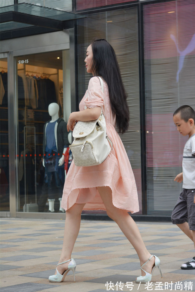 旗袍 街拍:如果不是带着小孩,搭配粉色连衣裙的姐姐原来是时尚辣妈