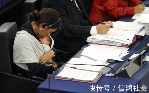 小眼神|“最深情奶爸”火了,满眼宠爱向宝宝索吻,却被女儿一脸嫌弃推开