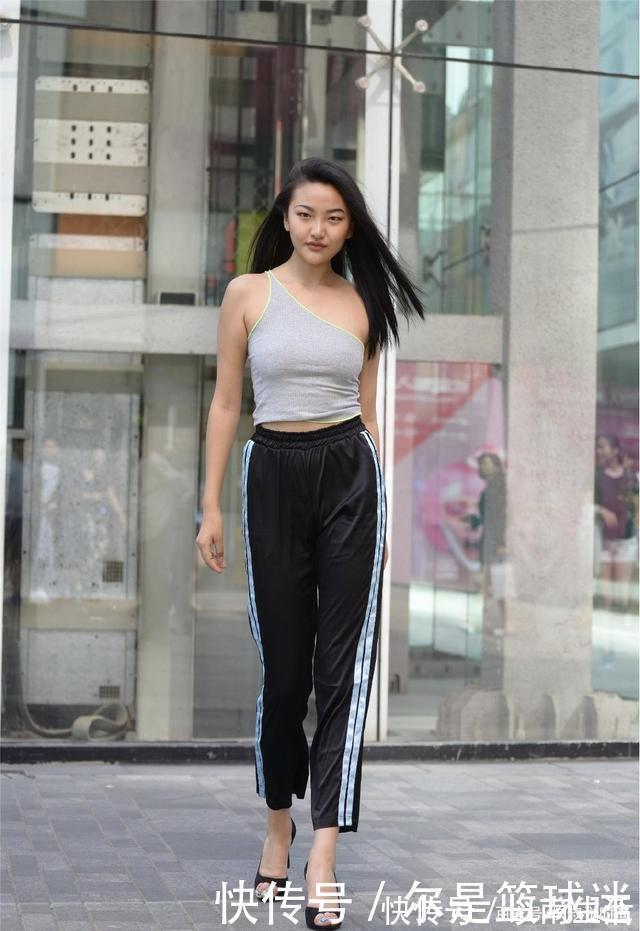 搭配|灰色上衣搭配黑色长裤，设计感十足，凸显独特美感