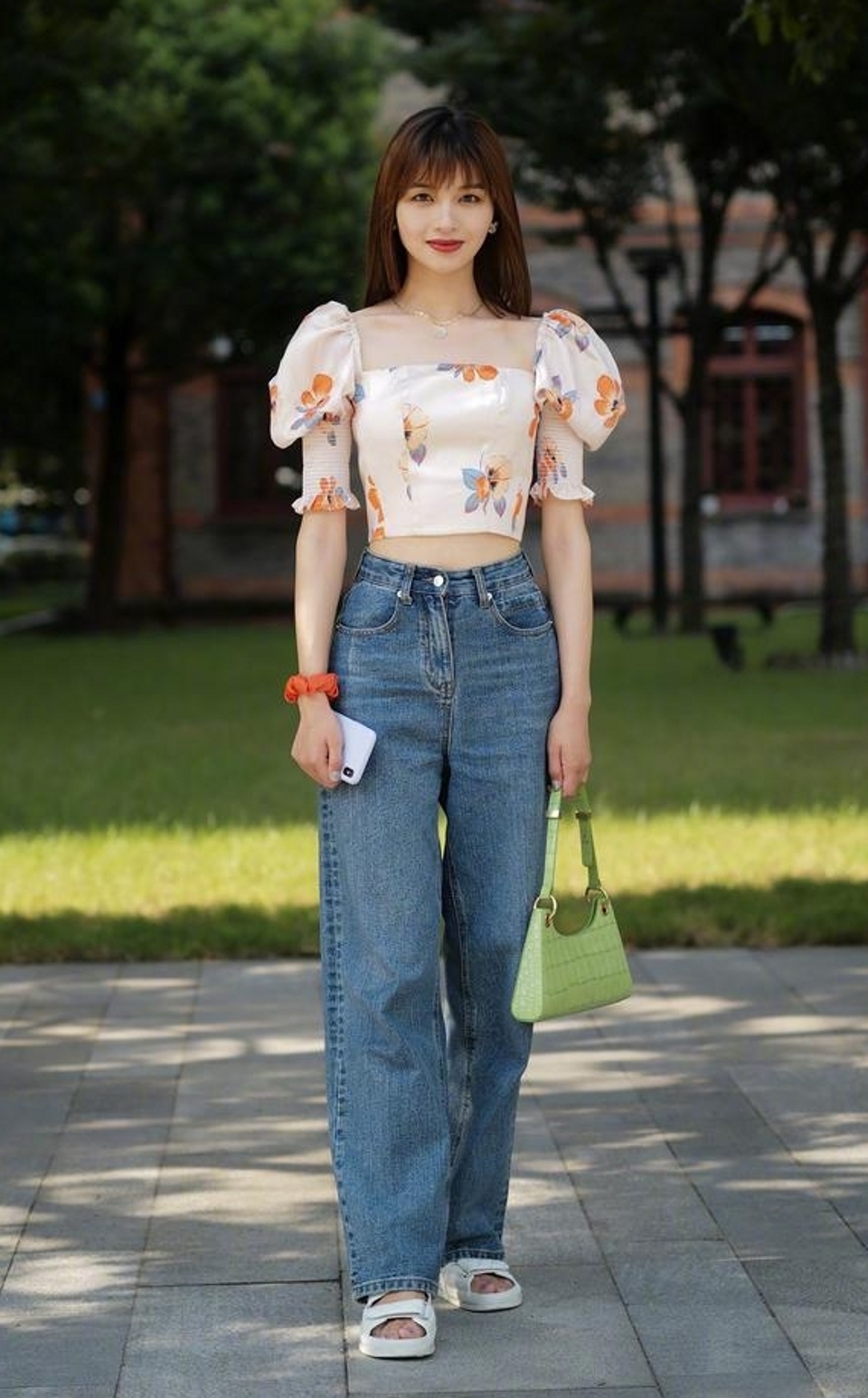 街拍,美女穿浅粉色的方领泡泡袖上衣,显得又飒又美