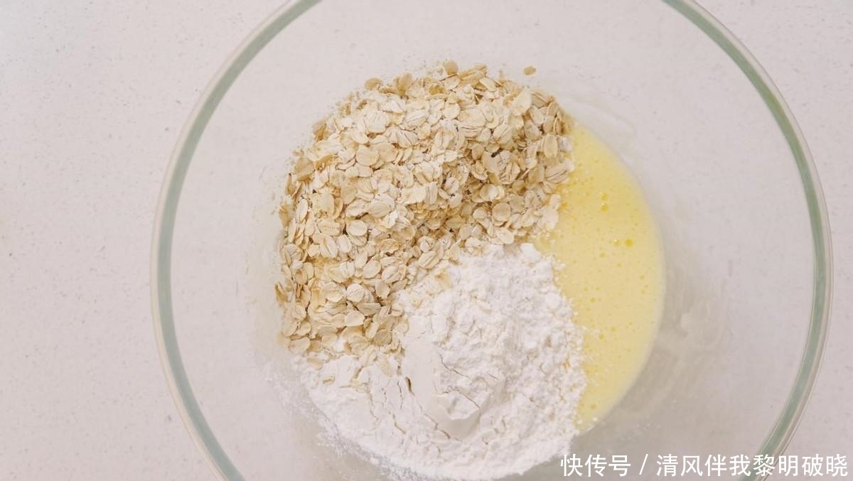 将燕麦换一种新吃法,做成小熊造型的饼干,大人孩子都喜欢