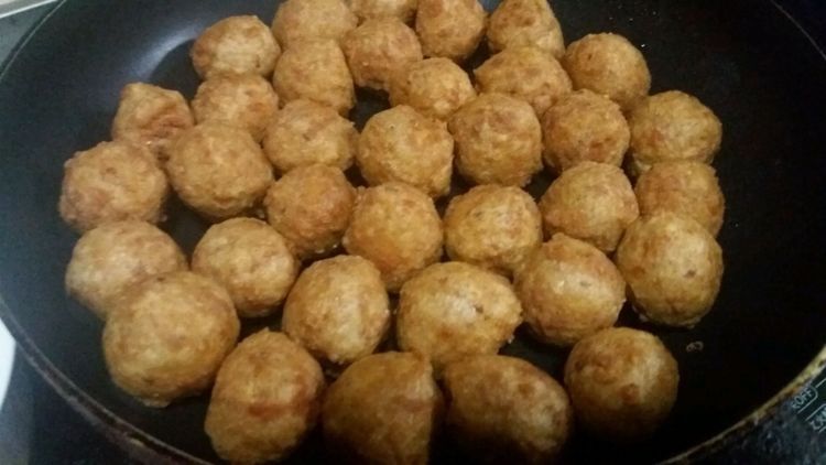 不管炸啥肉丸子，牢记“4不放”，厨师教你一招，外酥里嫩不发硬