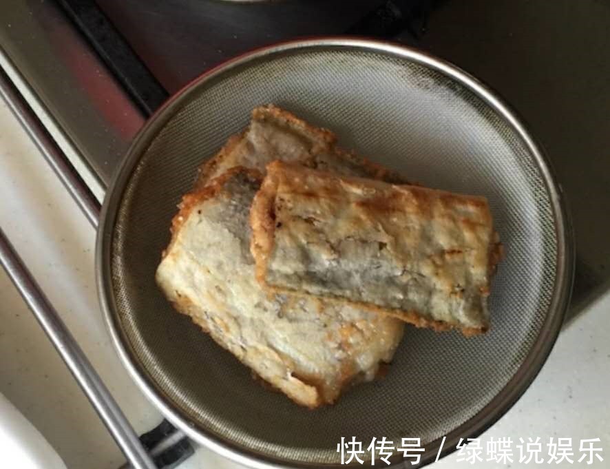 教你在家做椒盐酥带鱼，简单没腥味，外酥内嫩，大人小孩都爱吃