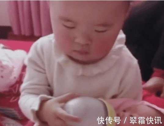 二宝|尿不湿界“混得最惨”宝宝喂奶火了,一声“唉”深藏了太多功与名