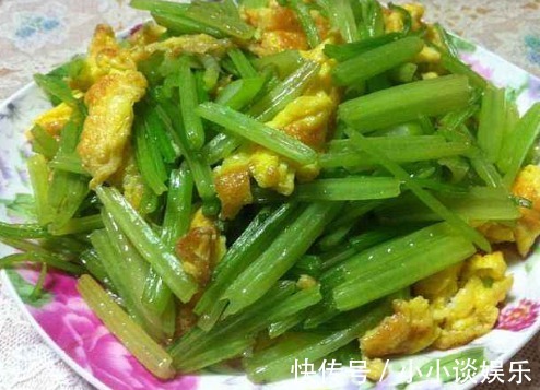 芹菜炒鸡蛋|女性不想浑身赘肉,常吃此菜,燃脂减小腹,比同龄人都显年轻