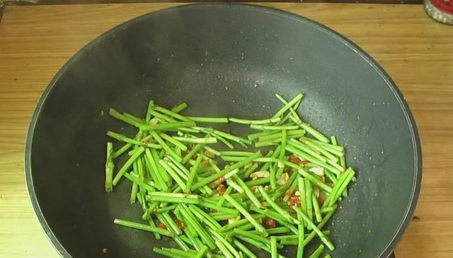 小叶茼蒿|失眠最怕的菜，睡不着觉的人要多吃，帮助睡眠，一觉睡到自然醒