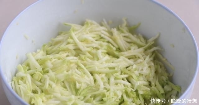 天热别蒸包子,教你懒人吃法,卷一卷8分钟出锅,早餐上桌准吃光