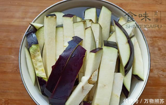 上桌|蒸茄子,直接上锅蒸不对教你一招,茄子鲜嫩不发黑,上桌就光盘