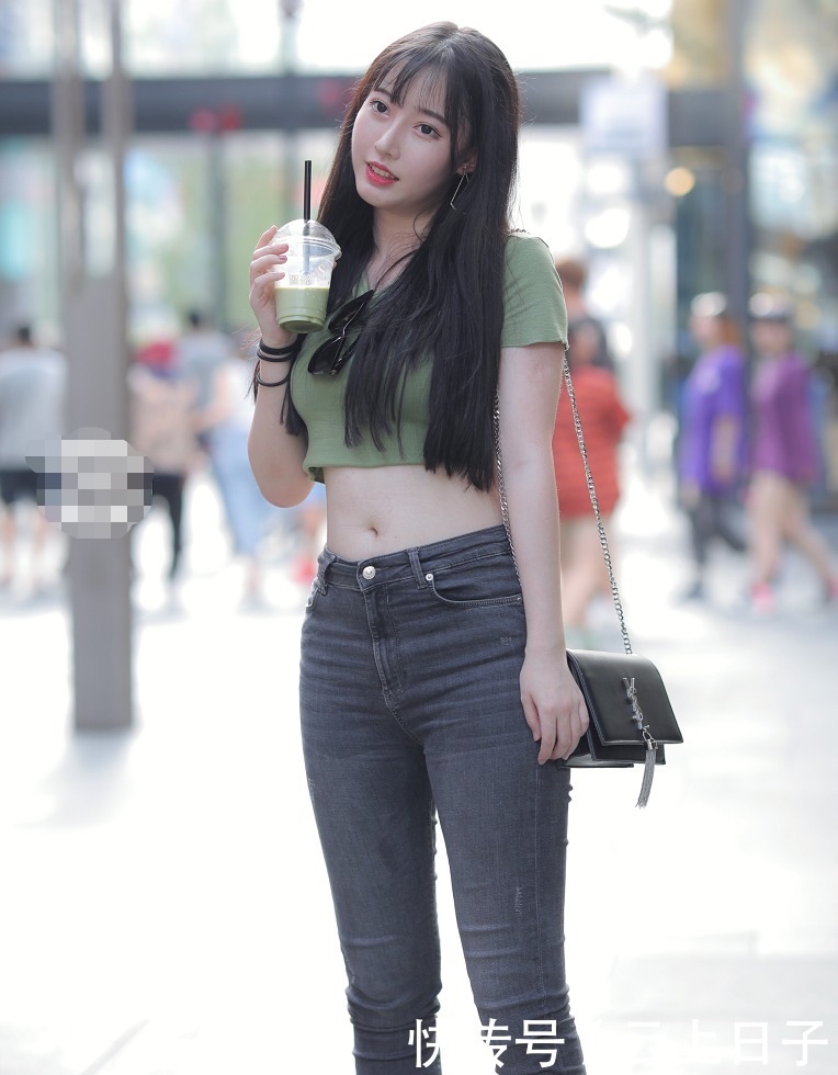 感觉|微胖美女,一身露脐装,气质清新甜美!