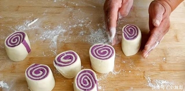 双色|农村妈妈教你做紫薯双色馒头,香甜松软,一顿吃5个不够!
