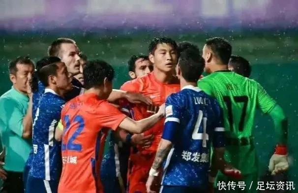 泰山隊再遭不公判罰,裁判就在眼前卻沒有任何的表示