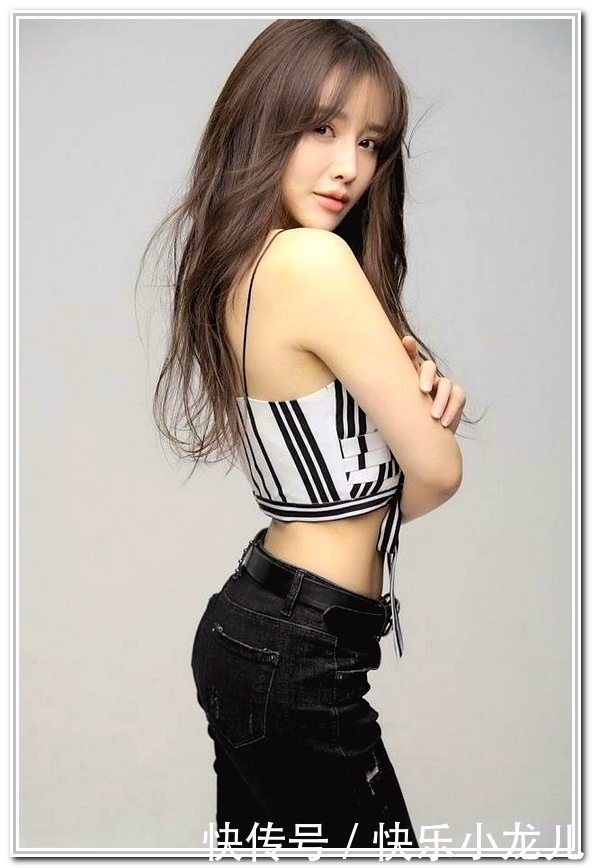 妩媚|小姐姐一袭裸色长裙,千般妩媚,出现在我的视野里!