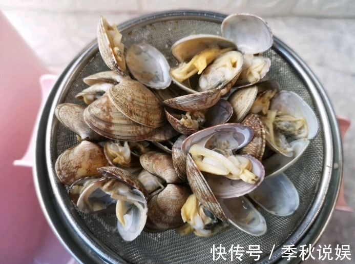 炒花甲，万万不要直接炒！大厨多做1步，吐沙快又净，香辣入味