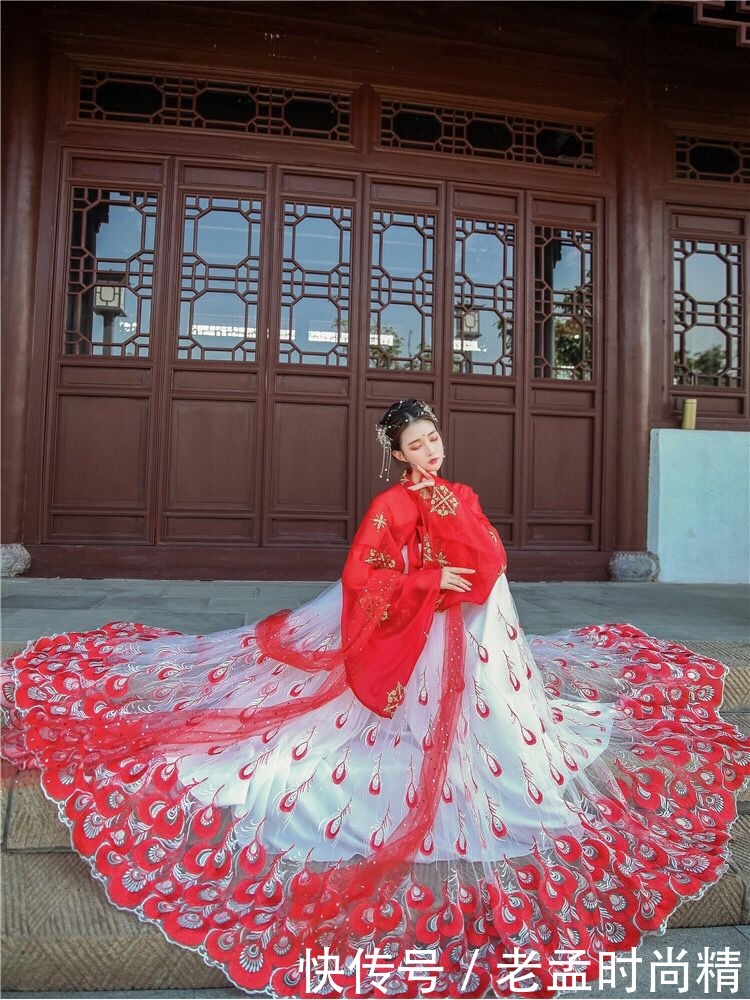 最近火了一种“孔雀”汉服，路人觉得很漂亮，同袍看了却直呼尴尬