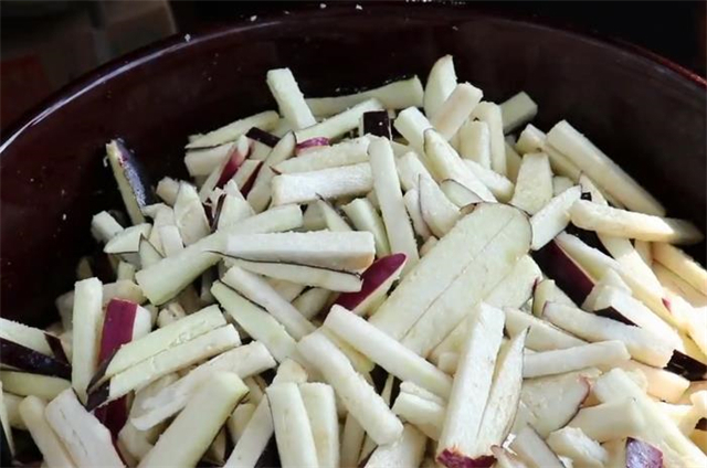 教你在家腌茄子,1次买10斤老茄子腌制起来,做法超简单