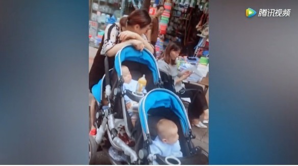 姥姥|奶奶一人带三胞胎上街,一手推三车,前排弟弟的反应太可爱