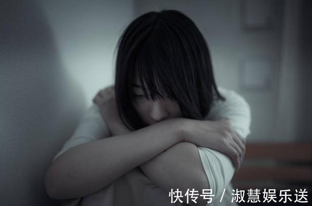 边界|女孩“衣不蔽体”逛超市，妈妈全然无视周围的眼光，网友真荒谬