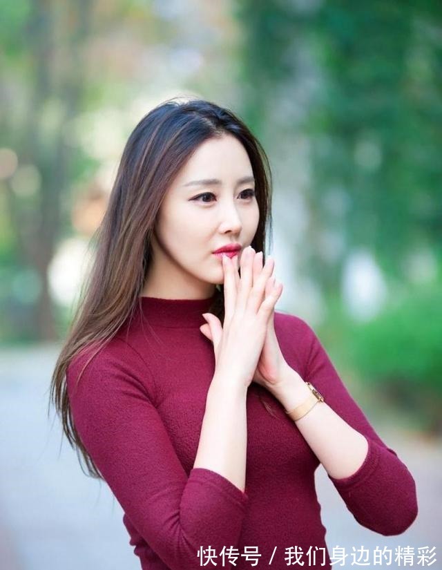 短裙 红色保暖衫搭配浅黄色短裙,时尚复古,青春减龄!