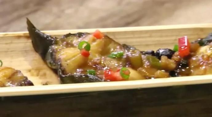 美食｜几位主持人齐齐抬竹子，难道要改行做木工？