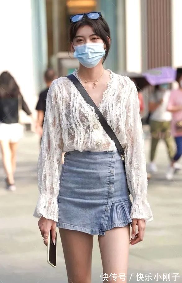 化装品 白色休闲衫，装饰更显青春感，搭配牛仔裙，十分靓丽