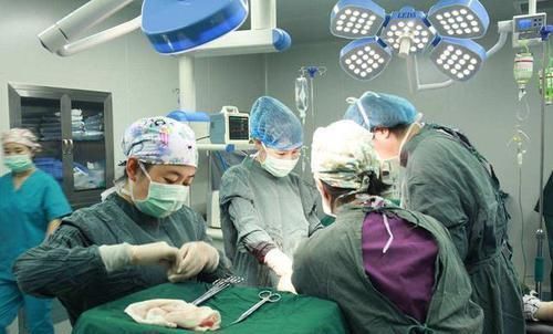 巨人|56岁中国巨人娶28岁娇妻,不顾劝阻坚持生子,现在孩子怎么样了