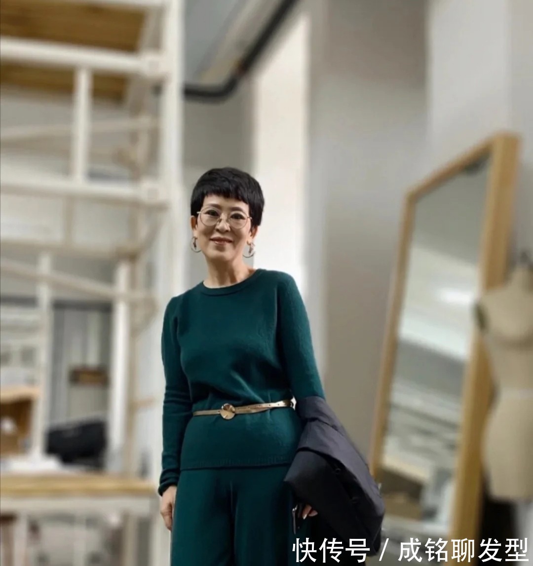 女人|五六十岁的女人这样穿衣才养眼!时髦洋气又显年轻,自然又接地气