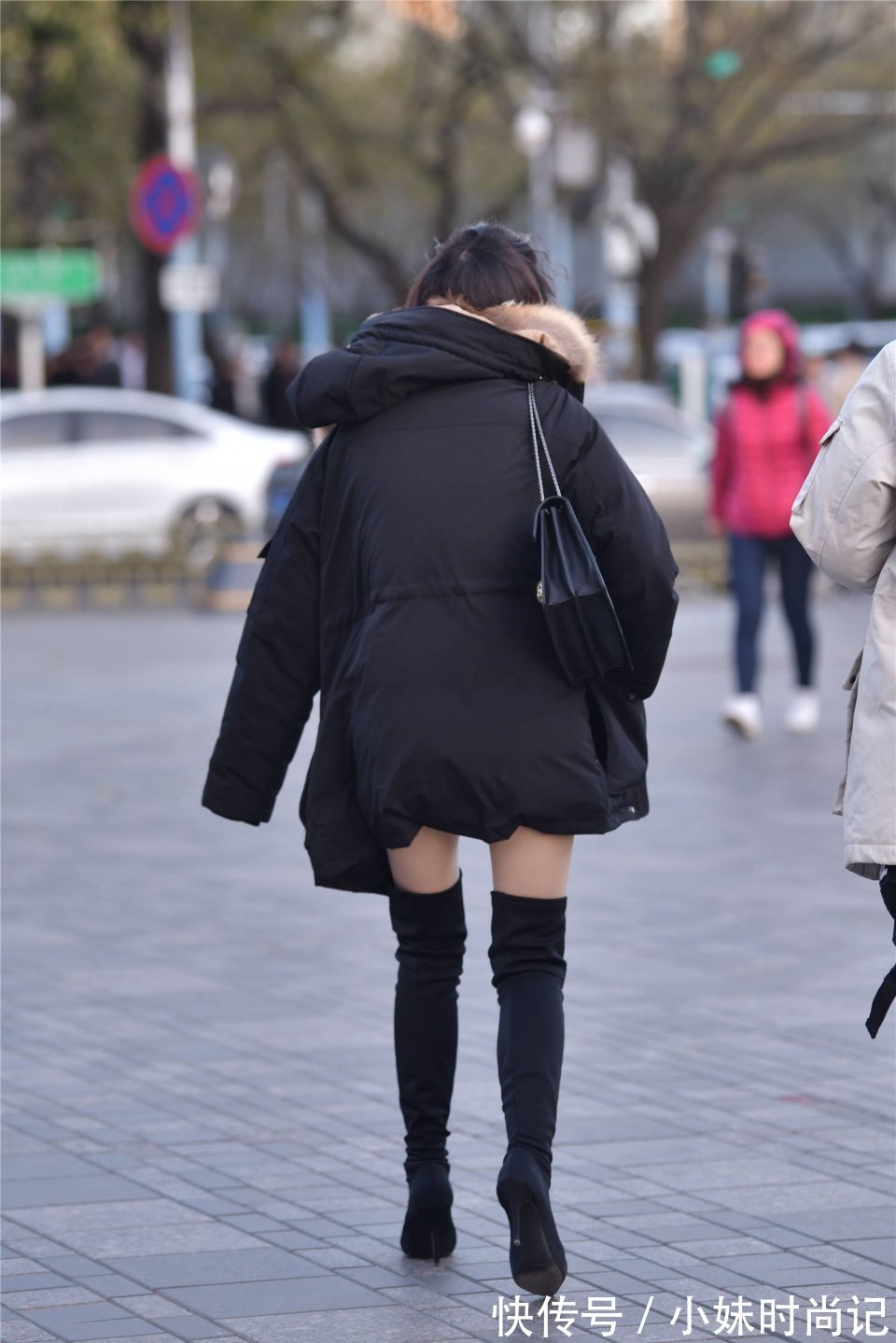 穿搭|黑色的尖头细跟过膝长靴，搭配一款黑色羽绒服，时髦又很保暖显高