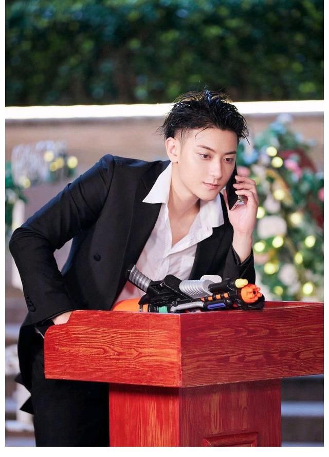 肖若|黃子韜不愧是你，發(fā)文diss裁判