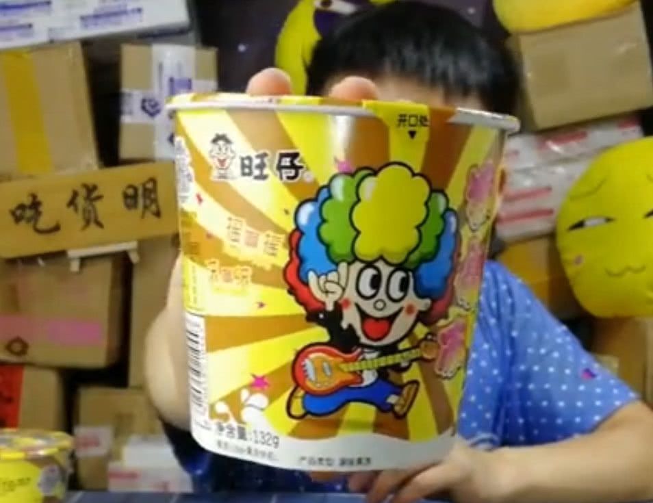 只能|小伙试吃怀旧零食“摇滚冻”,终于知道为什么一次只能摇一颗了