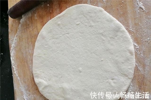 烙饼时，直接烙是大错特错！多做1步，饼柔软起层不发硬，特好吃