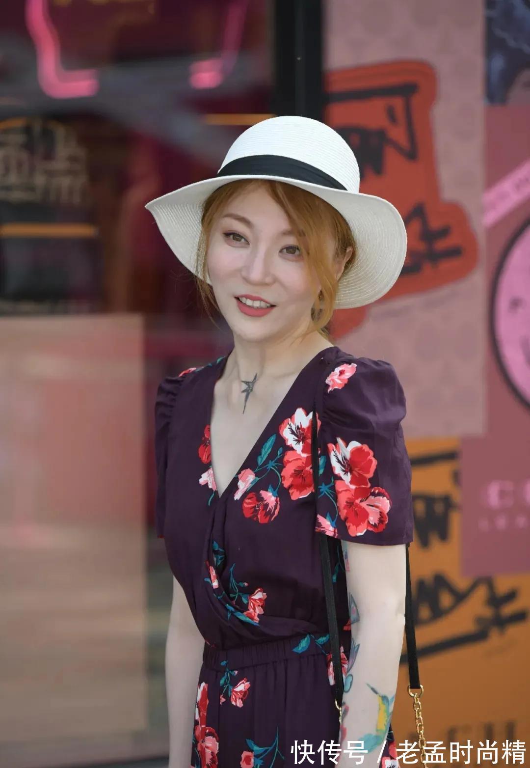 花裙子 街拍穿花裙子的时尚女生