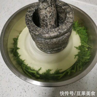 跟妈妈学快手做酸菜一口下肚，唇齿留香