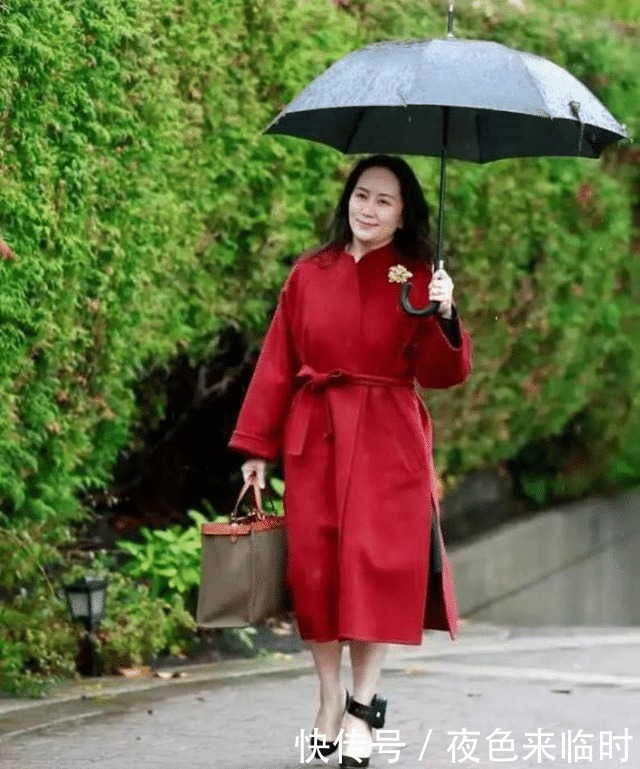 场面|见过大场面的女人,大衣很少配打底裤,不得体!看孟晚舟你就懂了