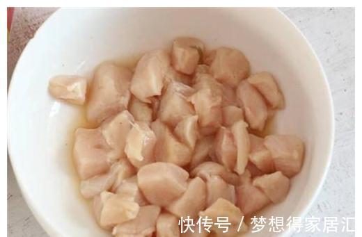 此菜辣爆味蕾，色泽艳丽，酥香爽脆，在家做超实惠，新手也会做