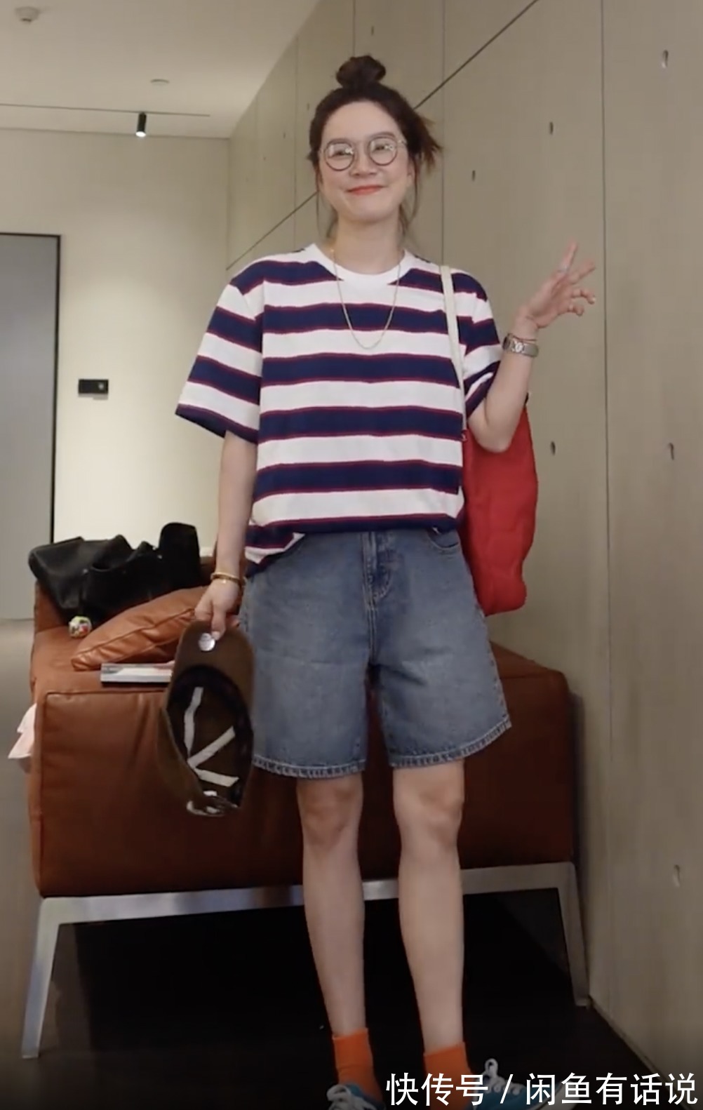 效果|37岁阿姨真会穿,用T恤+牛仔短裤搭出5种不同效果,减龄还很时髦