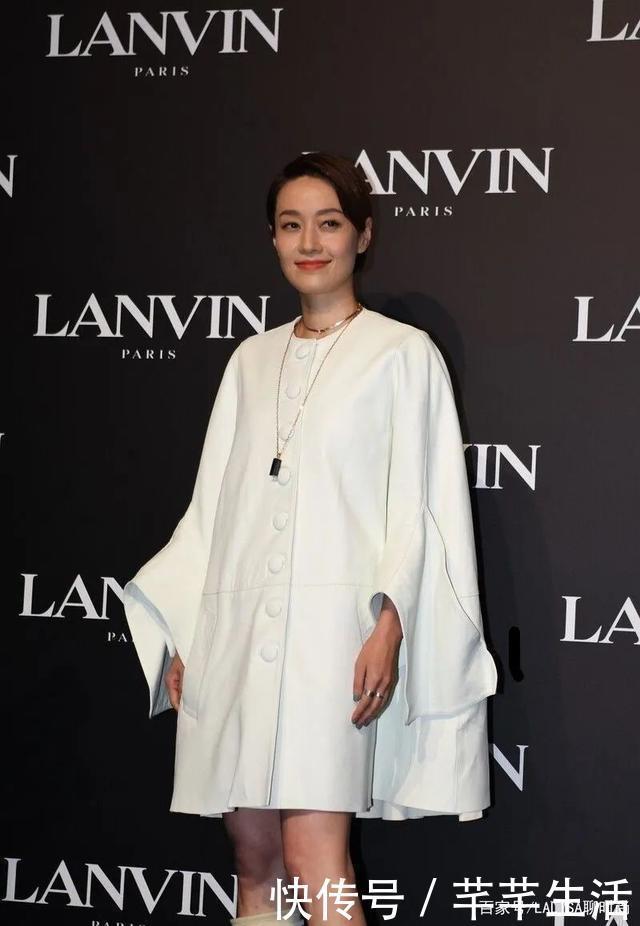 马伊琍|马伊琍留长发梳油头,穿的再贵气,没有女人味了!