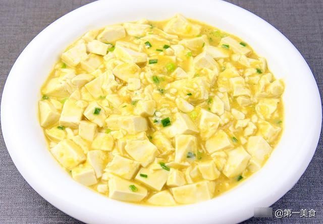 豆腐|豆腐怎么做才好吃，厨师长教你做咸蛋黄豆腐，鲜嫩入味，营养丰富