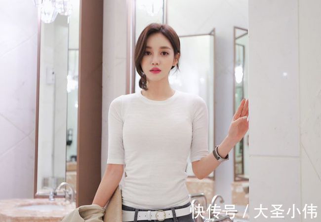 穿衣搭配|美女街拍:美女穿紧身T恤配灰色紧身牛仔裤,很显身材,纤细又性感