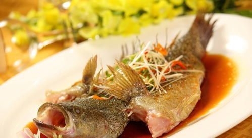清蒸鱼时,有人放盐,有人放生抽,厨师长:都不放!教你正确做法