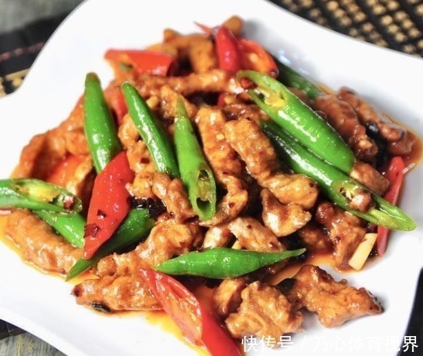 青椒肉丝，厨娘就教你一招，青椒翠绿入味，肉丝鲜嫩好吃