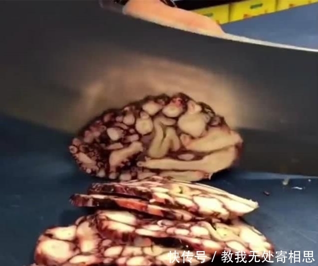 重达|小伙把重达3斤的章鱼塞进瓶子,煮了1小时,用刀一切,太意外!