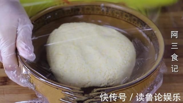 玉米面最好吃的做法，开水一烫，简单一揉，比吃肉还过瘾，太香了